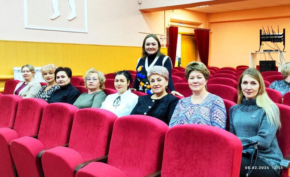В районном Доме культуры была организованна встреча специалистов областных министерств и ведомств с активистками женского движения Шемышейского района.